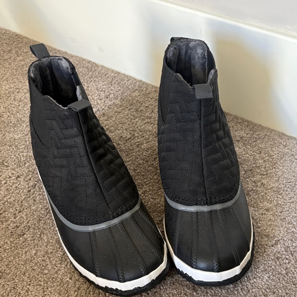 Women’s new JBU paisley waterproof  Black Quilted Slip-On  booties! Sz 8